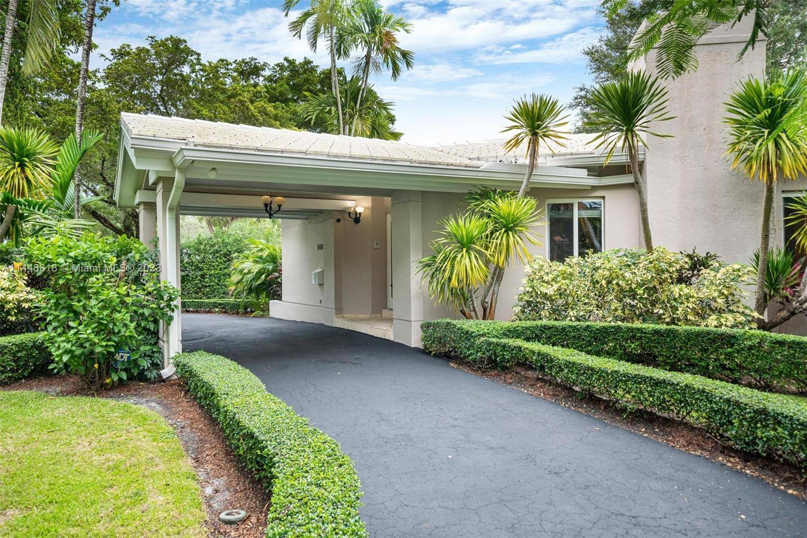 Live in spectacular Coral Gables !