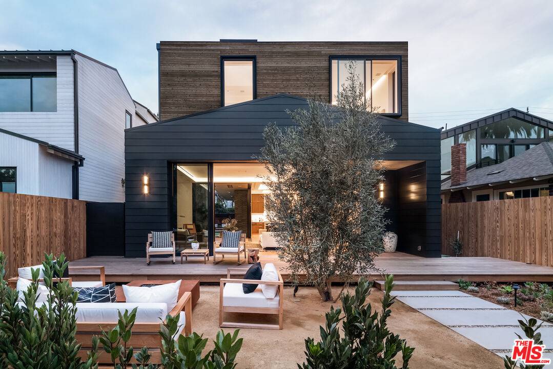 927   MARCO PL Marina Del Rey LA