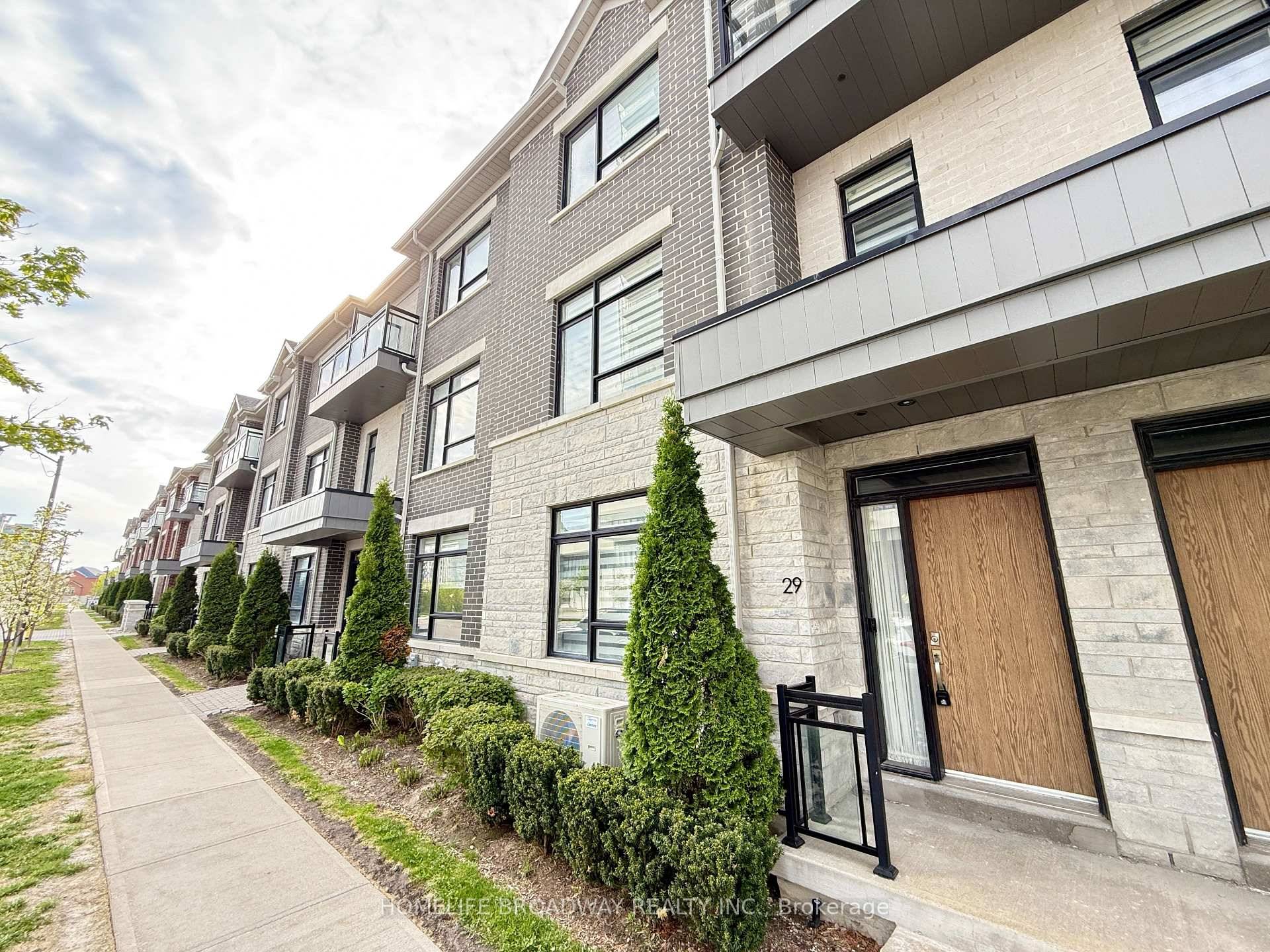 Discover this stunning landmark condominium townhouse located at Highway 7 amp ; Bayview Avenue, a perfect blend of comfort, functionality, and convenience.