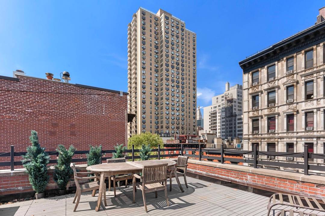 Tucked along one of Gramercy's most coveted tree lined streets and directly on Stuyvesant Square Park, this beautifully renovated studio offers the kind of light, space, and outdoor living that ...