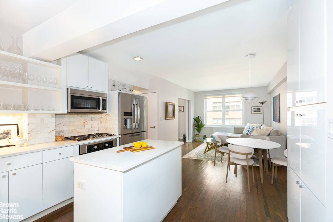 This modern and spacious 2 bedroom, 2 bathroom home with additional home office is a true urban oasis located in the heart of vibrant Greenwich Village.