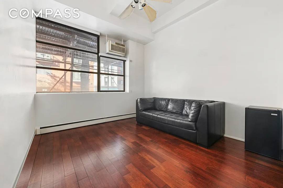 Chic Upper East Side Loft Where Downtown Edge Meets Uptown Elegance Discover the perfect blend of modern downtown design and classic Upper East Side sophistication in this stunning duplex loft.