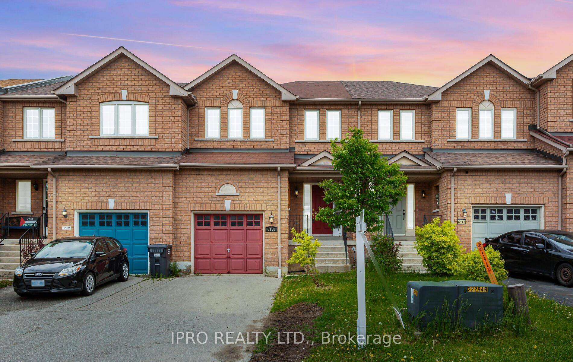 Location, Location ! Stunning and spacious freehold townhouse nestled in the vibrant heart of Heartland Town Centre.