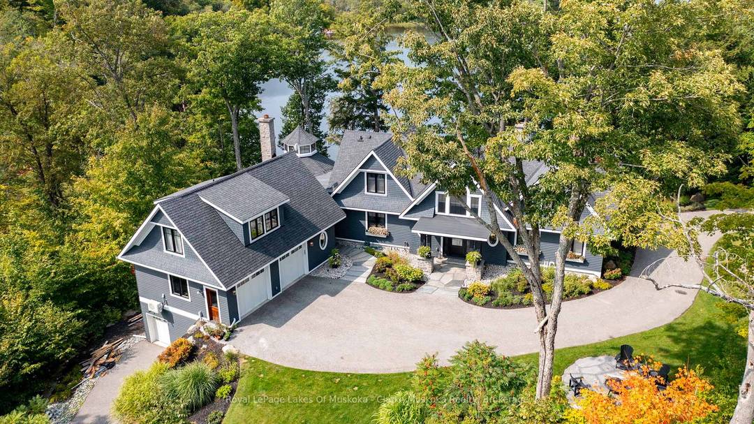 Set on the northwestern shores of Lake Muskoka with 325 feet of waterfront, this stunning Muskoka estate offers the perfect combination of privacy and space.