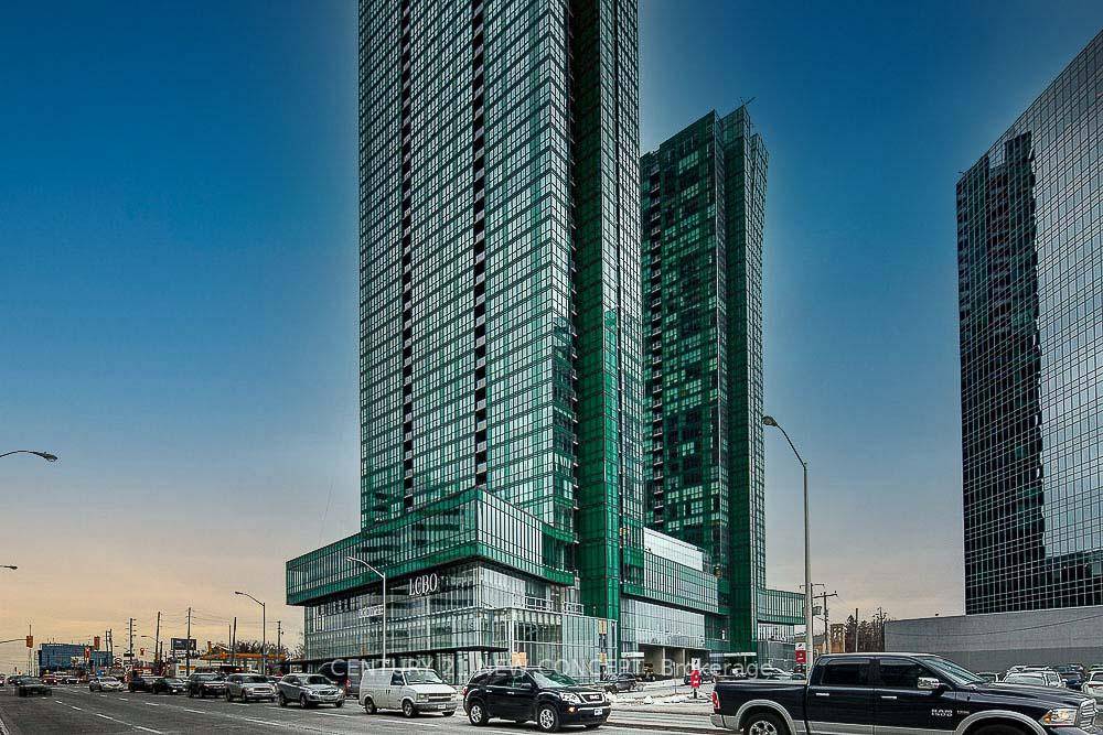 Luxury 2 Den Corner Unit At Yonge Sheppard.