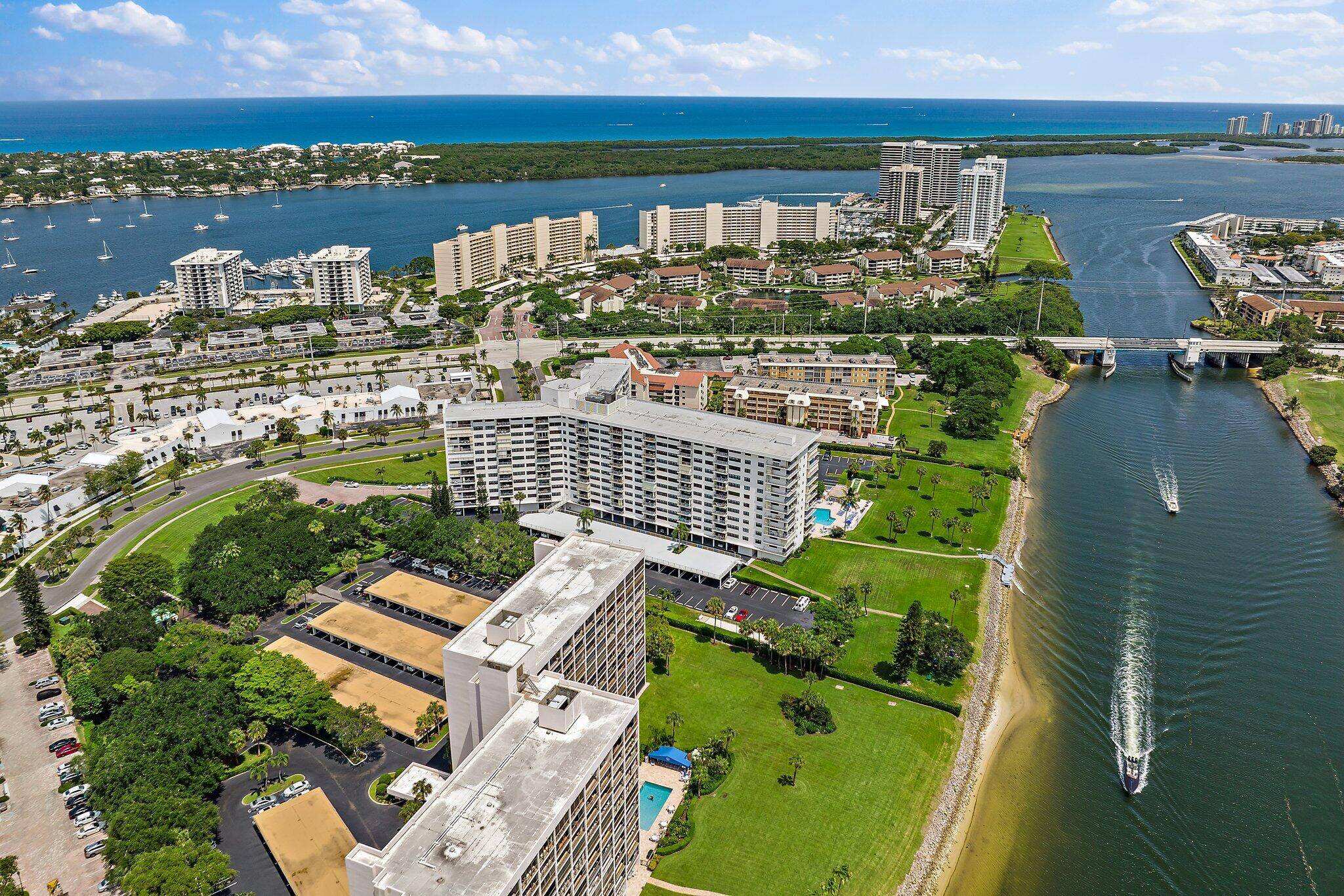 NIicely renovated freshly painted 2 2 condo in the heart of NPB.