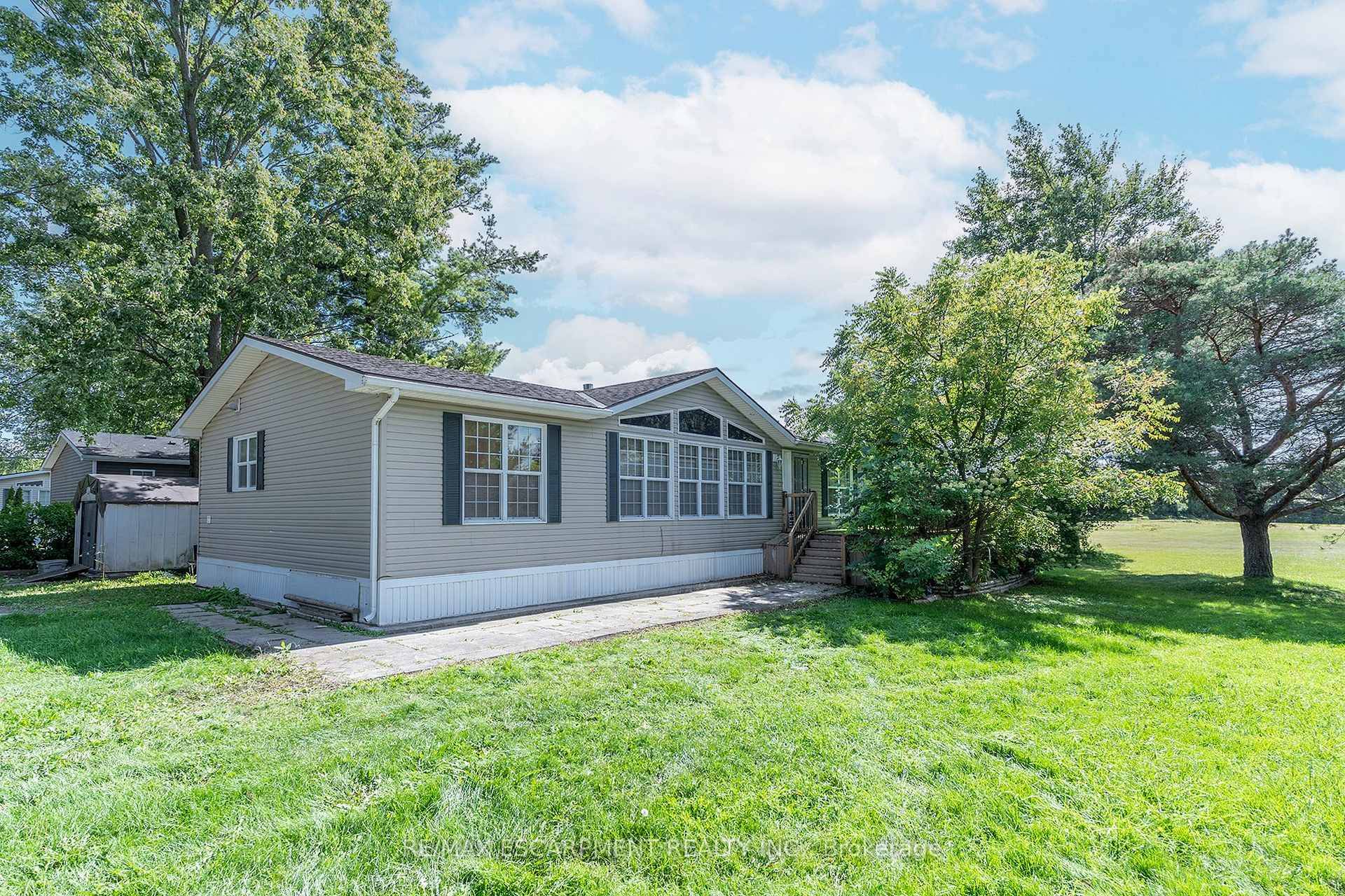 UNIQUE YEAR ROUND PROPERTY !