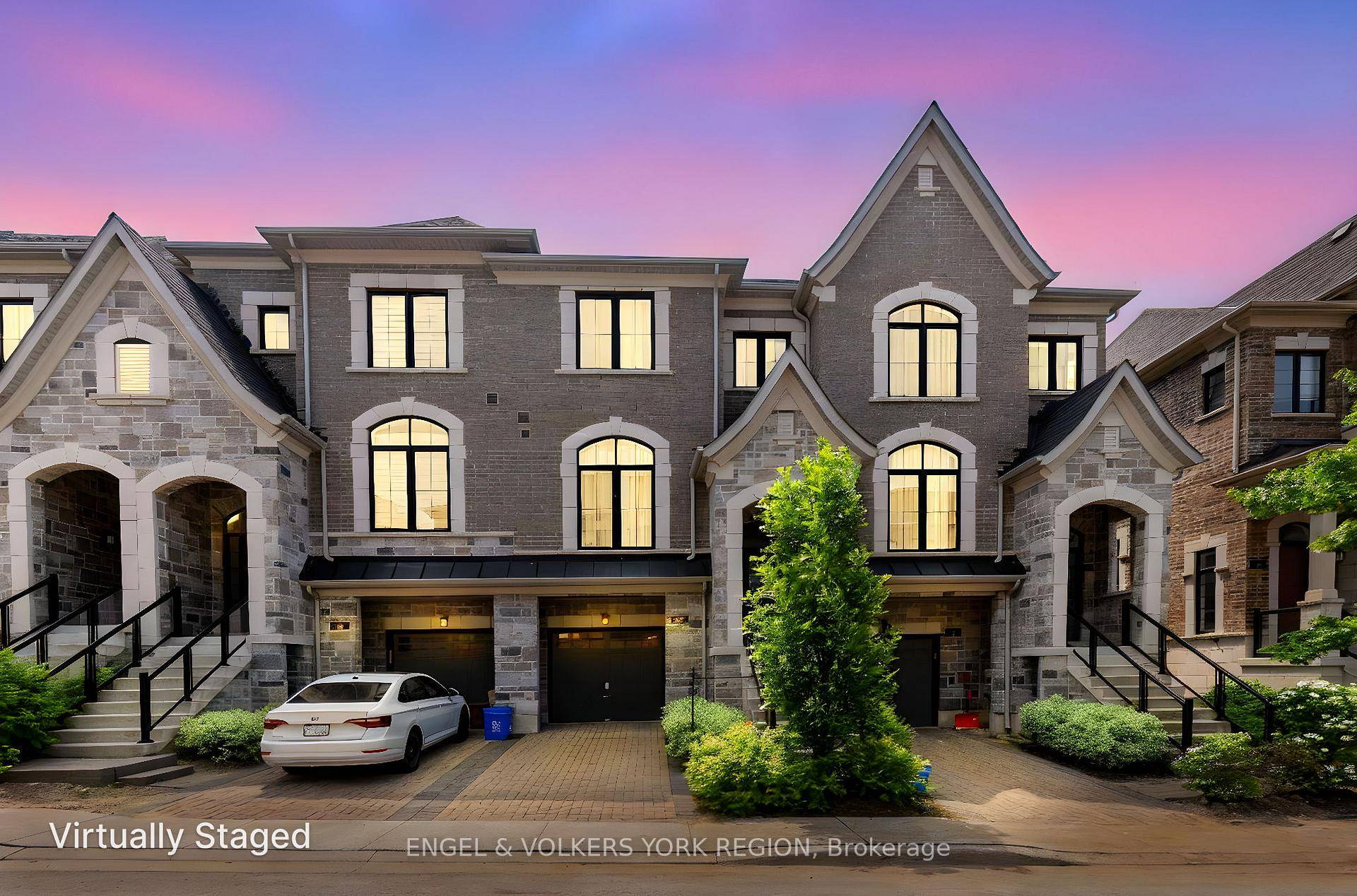 Stunning Townhouse in Prime Richmond Hill Move In Ready !