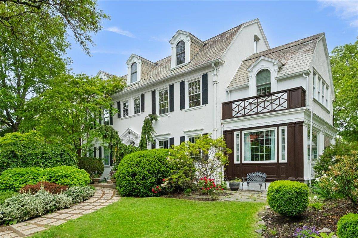 Welcome to 225 Pennsylvania Avenue, an elegant Center Hall Colonial nestled in the heart of Mount Vernon s Chester Hill Park.
