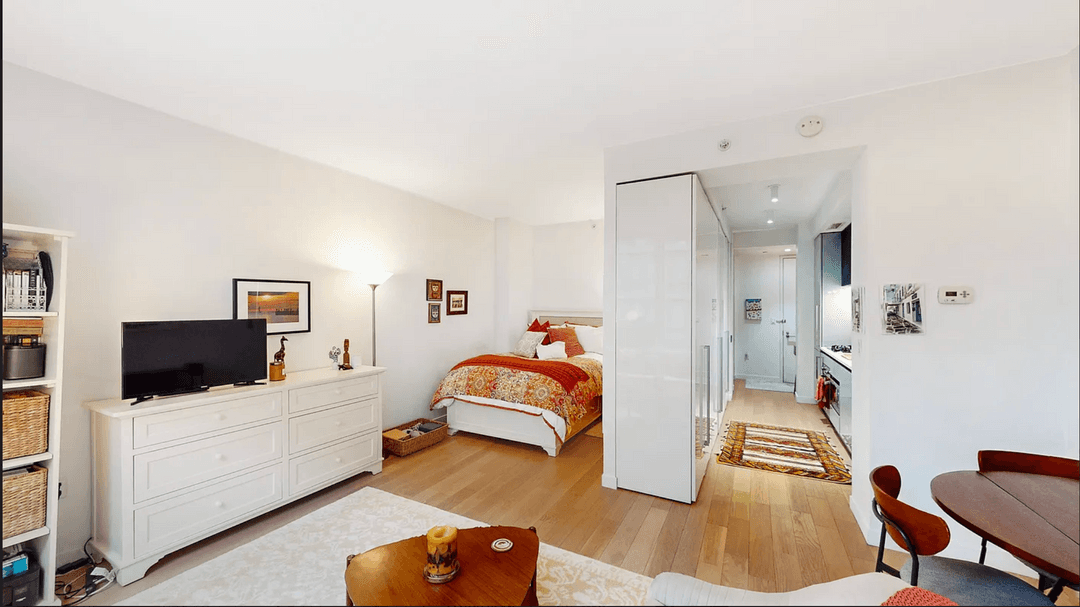 South Facing Studio with Alcove L ?