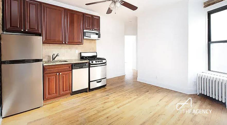 Beautifully renovated 3 bedroom in prime East Village with dishwasherEnjoy coming home to this spacious 3 bedroom, 1 bathroom apartment with modern finishes.