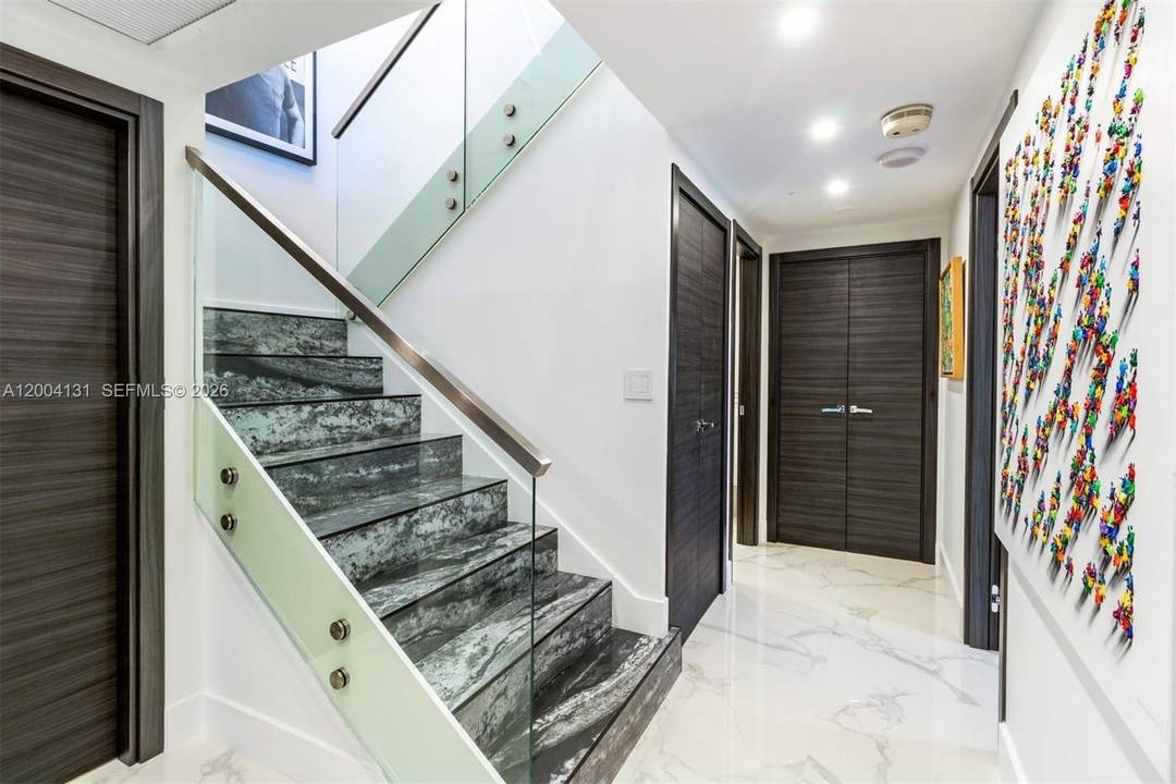 BEDROOMS 3 BATHROOMS COMPLETELY RENOVATED TOWNHOUSE This beautiful unit features amazing, unobstructed views of the Intracoastal Waterway.