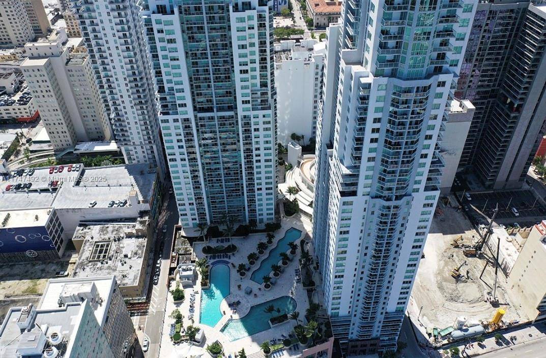 Exclusive Apartment on the 32nd Floor with Panoramic Views In the Heart of Miami.