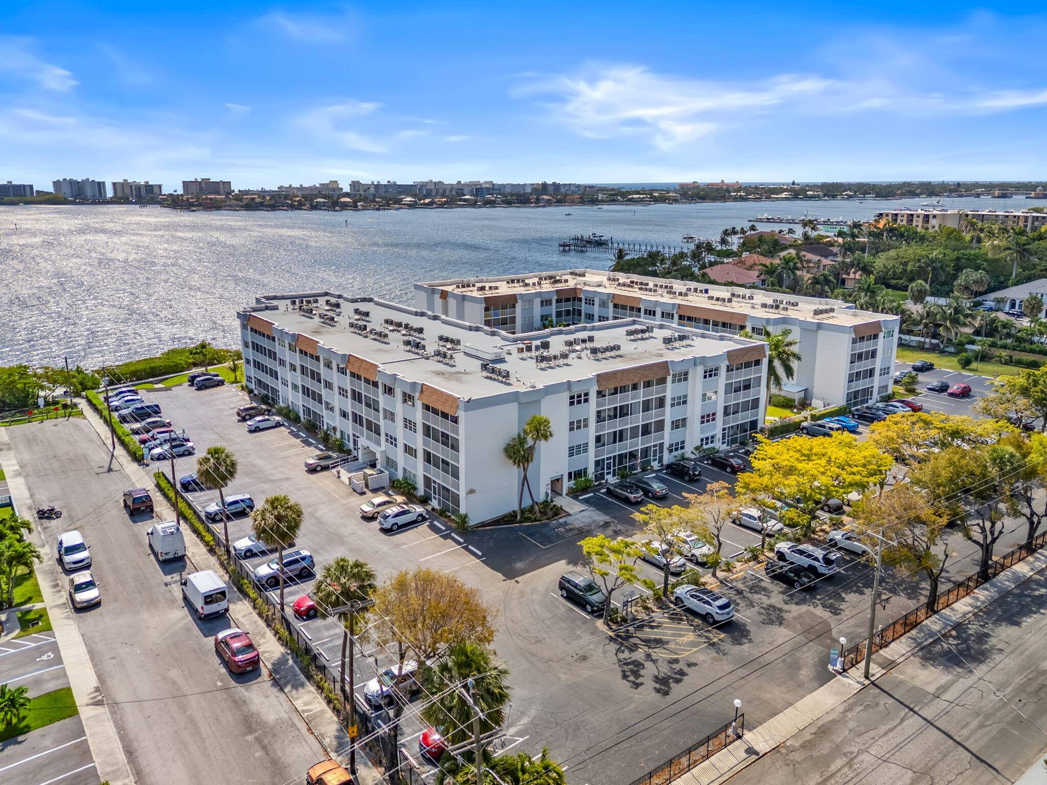 Welcome to easy Intracoastal living in this charming 55 community in Lake Worth Beach.
