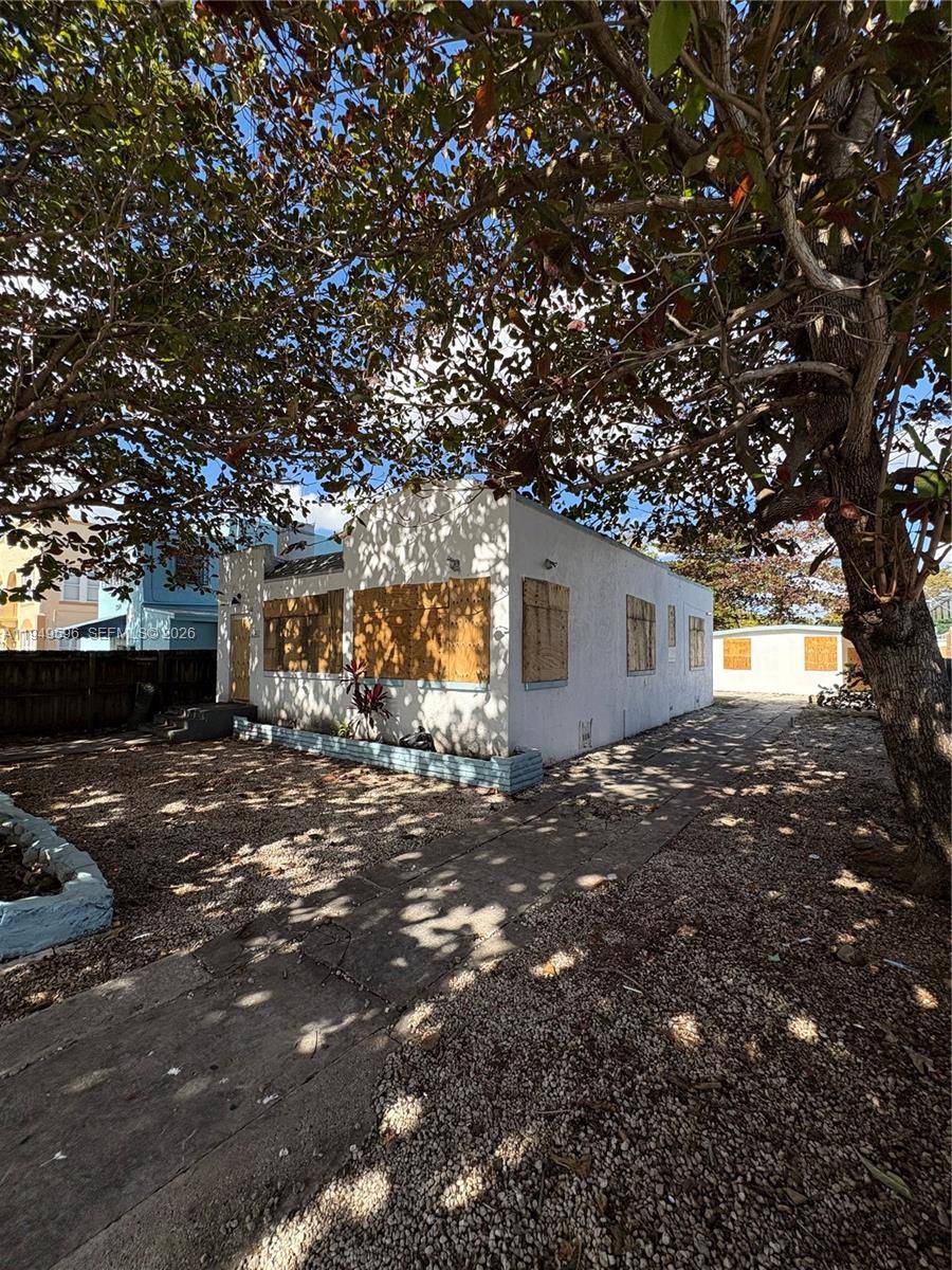 Rare opportunity to own a duplex in the heart of Little Havana, one of Miami s most culturally rich and rapidly appreciating neighborhoods.