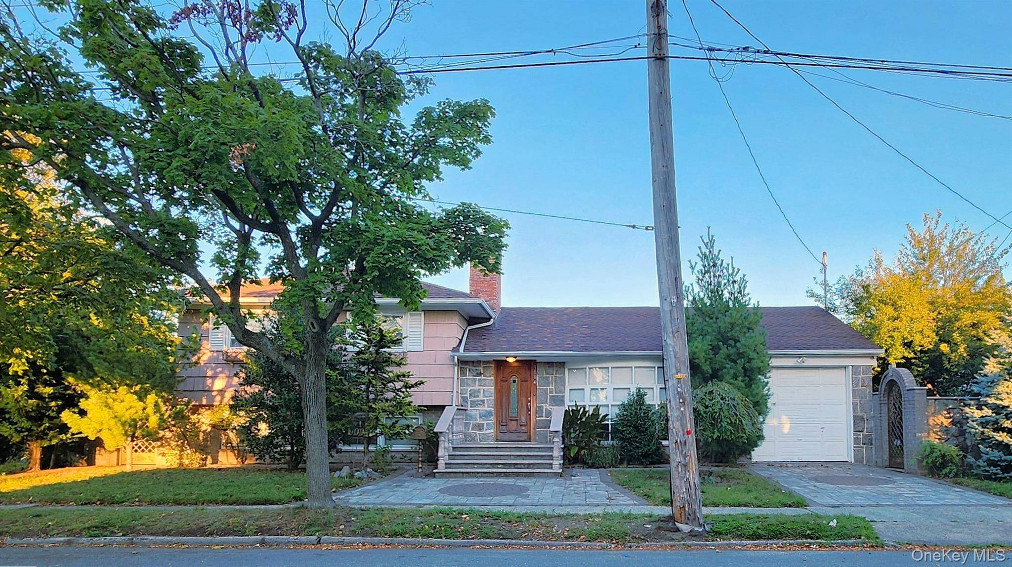 Golden Opportunity in the Beautiful Rockwood Section of New Howard Beach, Queens !