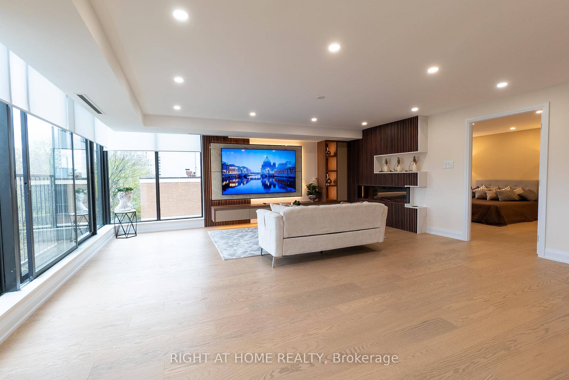 Exquisite Corner Suite with Complete Renovation !