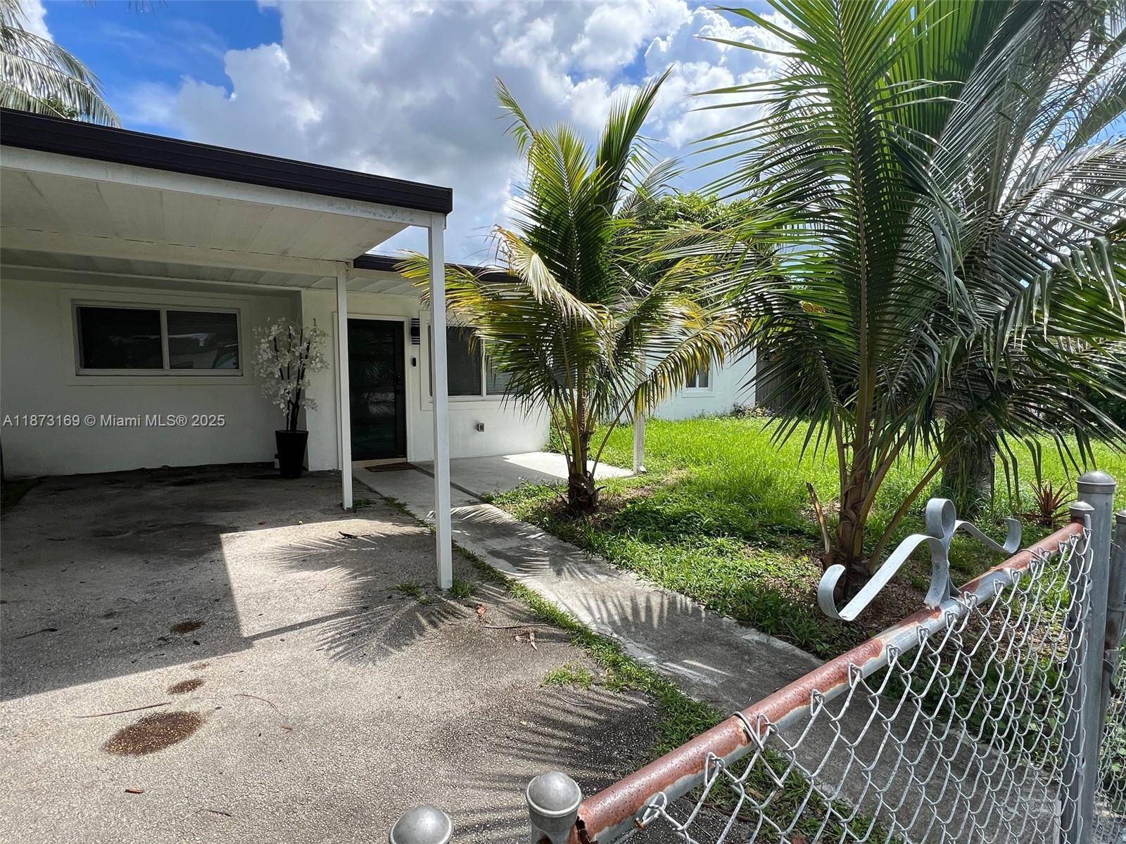 House for sale, 4 Bedrooms, 2 Bathrooms, Kitchen remodeled with granite countertops, ceramic tile, spacious terrace, perfect for gatherings and relaxation, parking for several vehicles, Windows and door all impact ...
