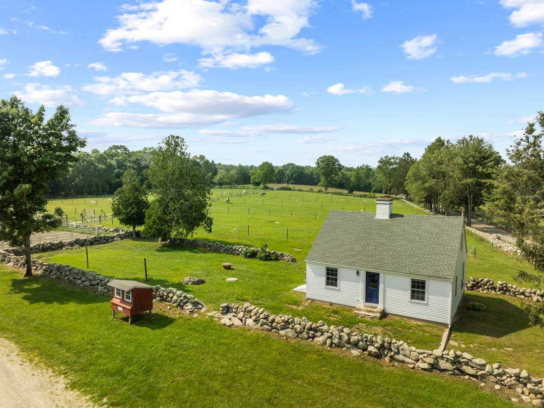 Originally established in the mid 1700s as a livestock farm, Deans Mill Farm has been beautifully restored transformed into one of Ct's most charming destinations.
