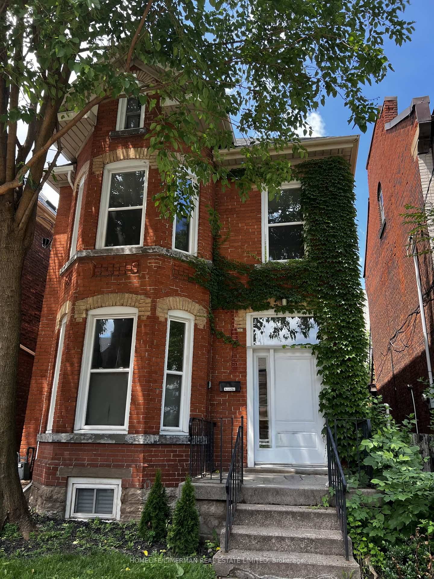 Lovely bright, and spacious 2 bedroom unit.
