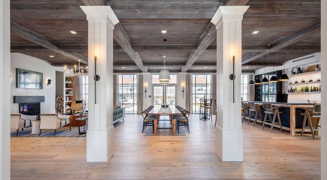 Walk to town, restaurants and train !