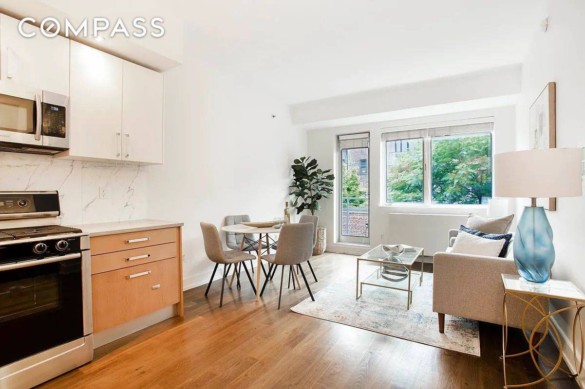 PRIVATE TERRACE WASHER amp ; DRYER IN UNIT Generously sized one bedroom in one of Williamsburg s best full service luxury condo buildings.