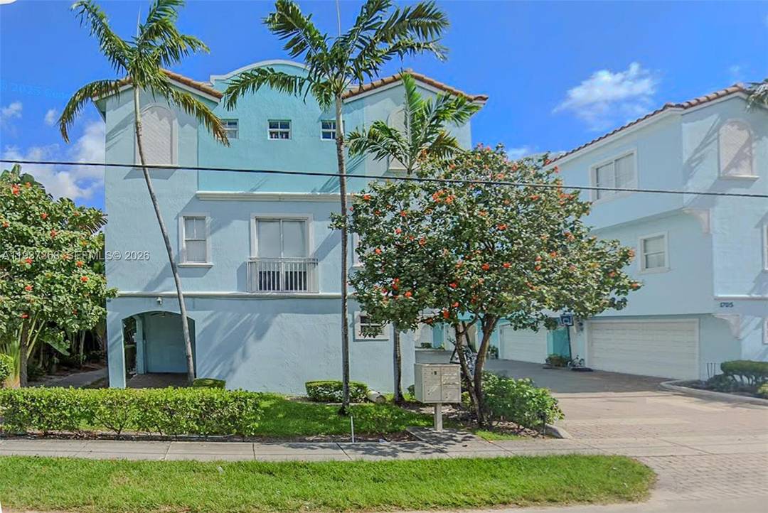 A custom 1847 sqft home just minutes from Hollywood Beach and Young Circle.