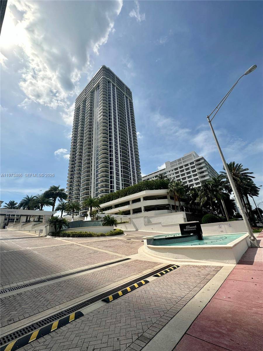 Sunsets Views ! 2 bedroom, 2 bathroom residence with an amazing views of Miami living with floor to ceiling windows Abundant natural light, and access to a private balcony where ...