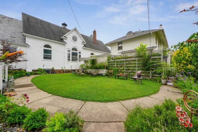 This is the one ! A rare 5 Bedroom 5.