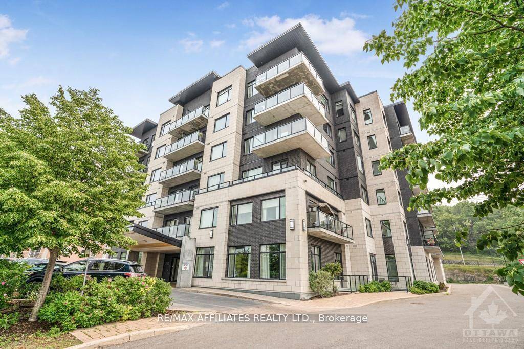 Welcome to this stylish and centrally located 1 bedroom condo complete with TWO parking spots !