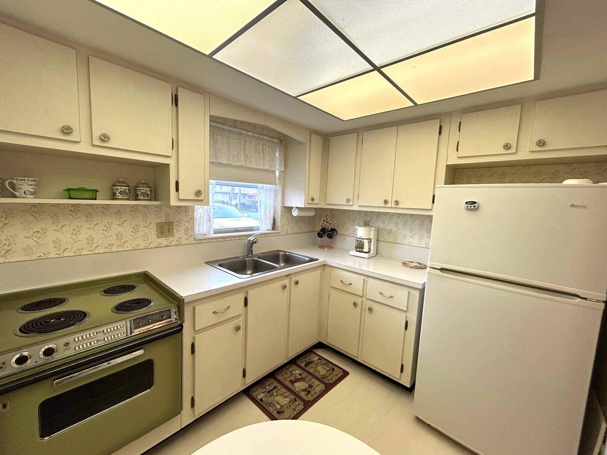 CHARMING 1 BEDROOM 1 BATH VILLA located in the Crosley section of the 55 community of Cresthaven Villas.