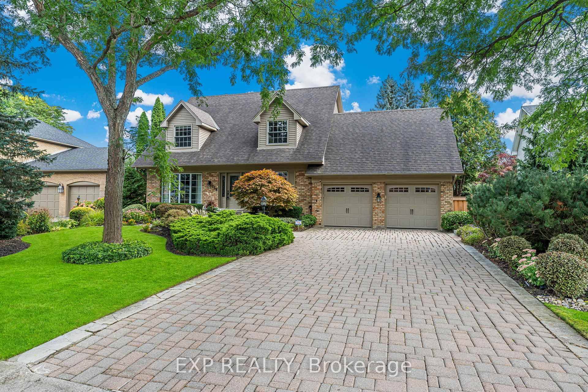 Meticulously crafted 4 bedroom, 4 bathroom home set in the highly desirable Ancaster High Park Estates.