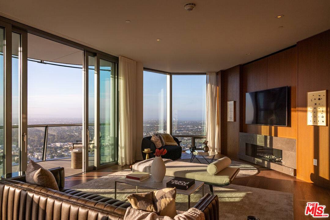 211  W Elm Ct 3BR Beverlywood La