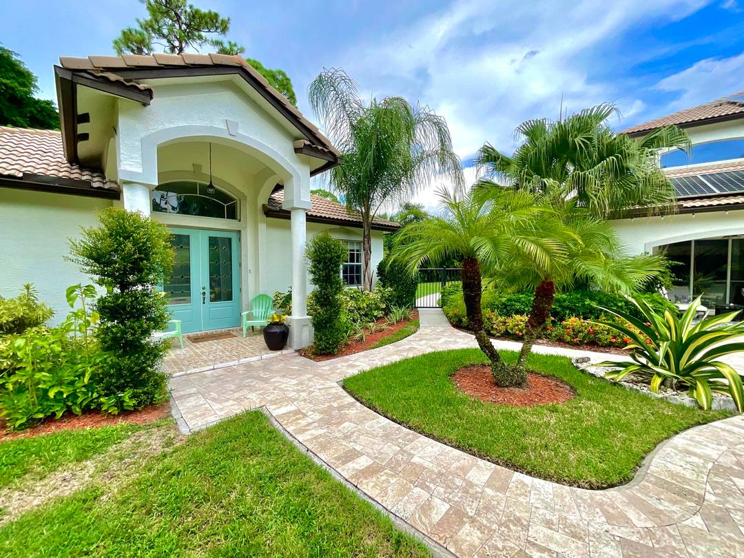 Situated in the exclusive Pinewood East community, this sun filled 2 bedroom, 2 bathroom home provides a perfect vacation getaway.