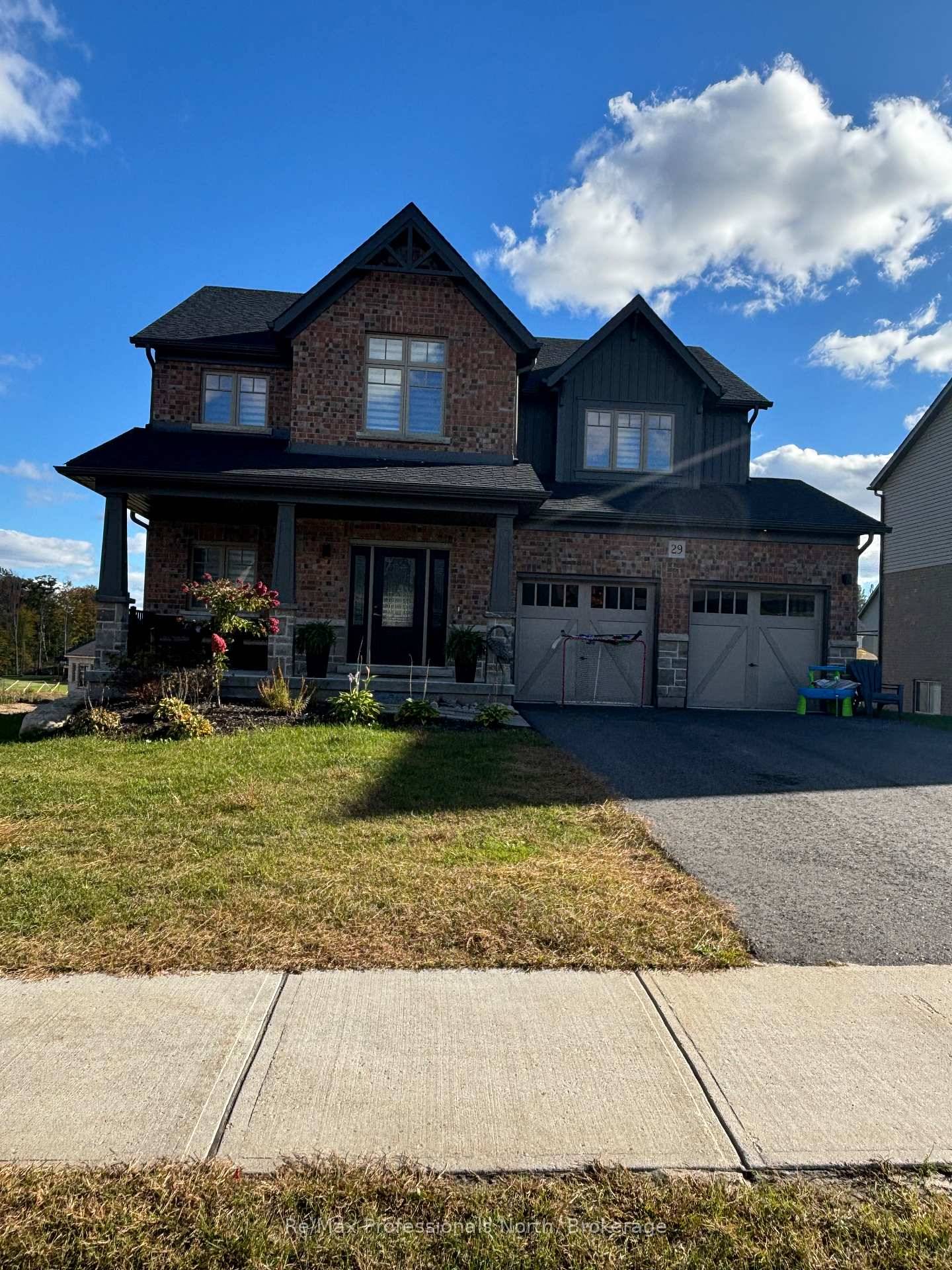 Welcome to 29 Woodstream Drive, available for lease !
