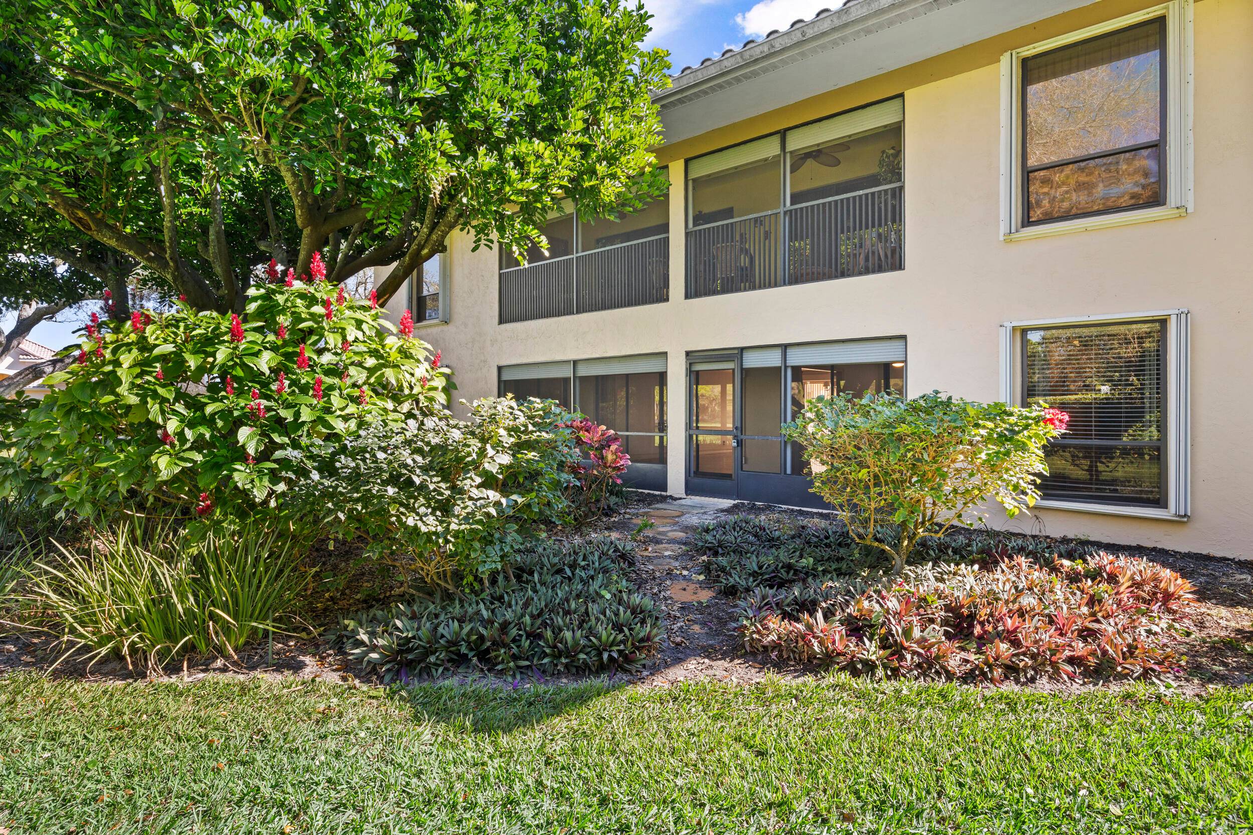 Rarely Available Seasonal Rental in Turtle Creek !
