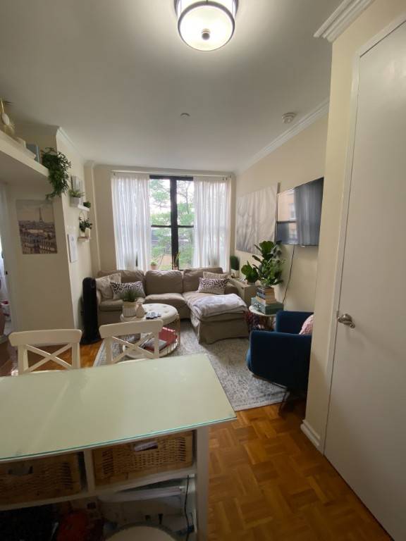 Sunny South Facing renovated 2 Bedroom in a well kept Doorman Building with Laundry and Roofdeck.