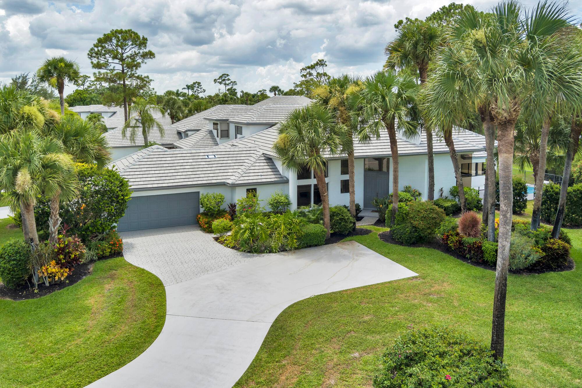 Fully renovated turn key corner unit in Sand Drift Villas of Breakers West.