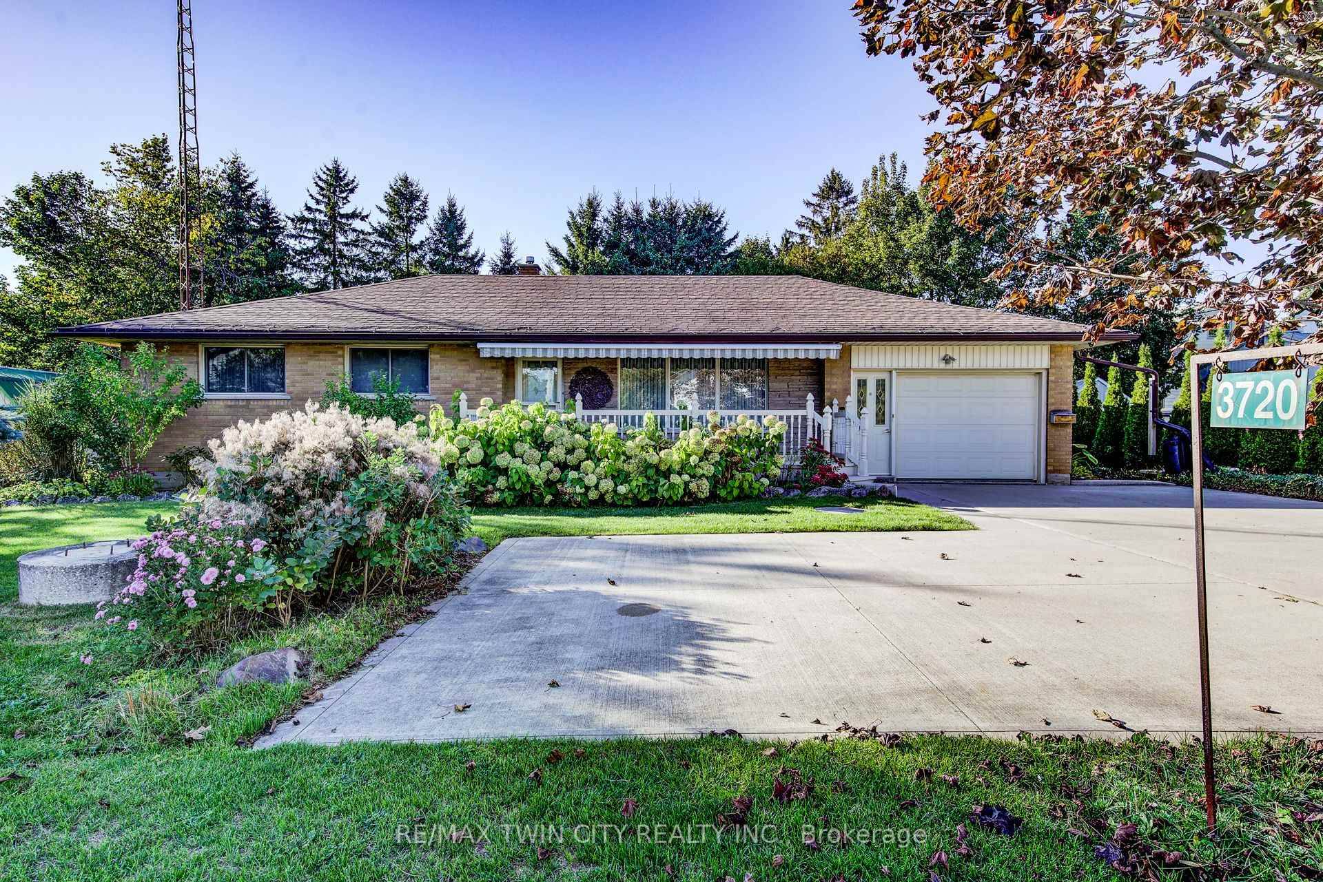 Welcome home to this well kept detached 3 bedroom bungalow that sits on a beautifully landscaped 1 3 of an acre lot in the charming town of Linwood with its ...