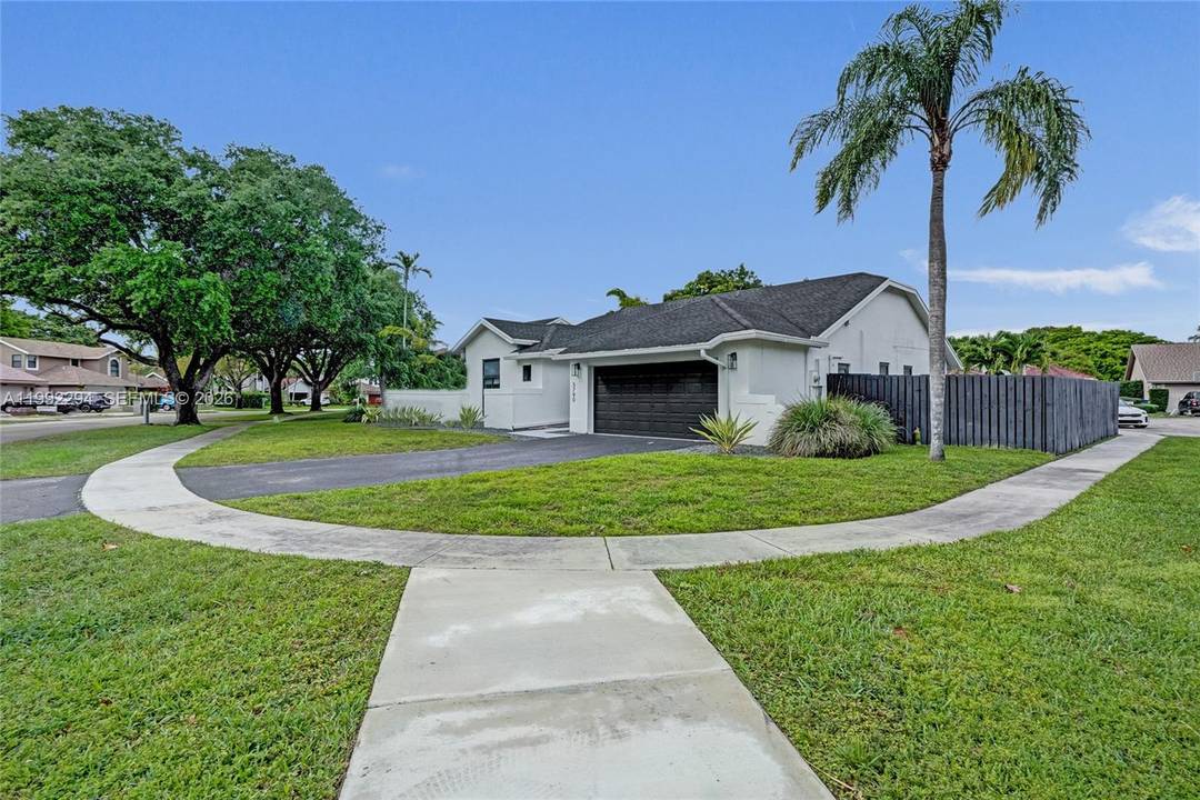 STUNNING 4 BEDROOM, 3 BATHROOM SINGLE FAMILY HOME IN THE HEART OF COOPER CITY !