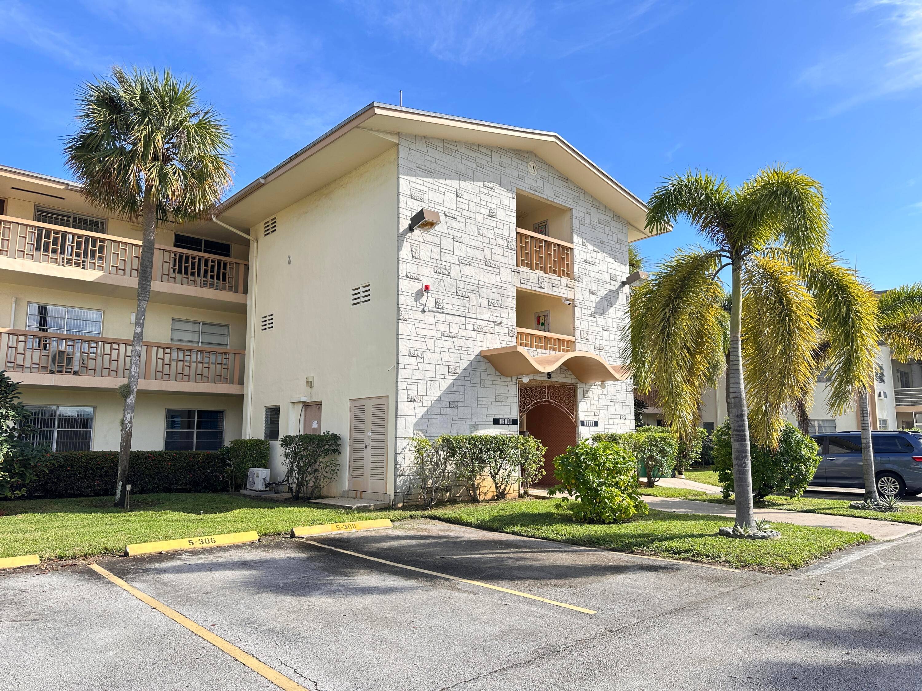 Make it your home. Cozy unit located on the second floor with a spacious living room and master bedroom.