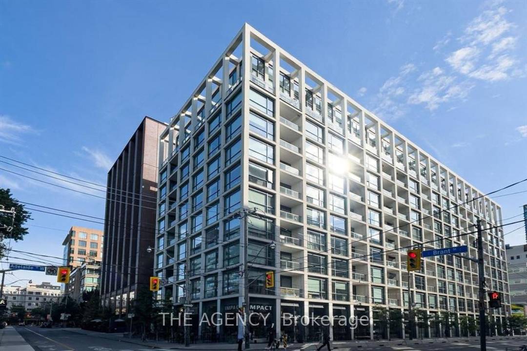 Welcome to Brant Park Lofts at 39 Brant Street a boutique urban residence ideally located in Toronto's vibrant Fashion District.