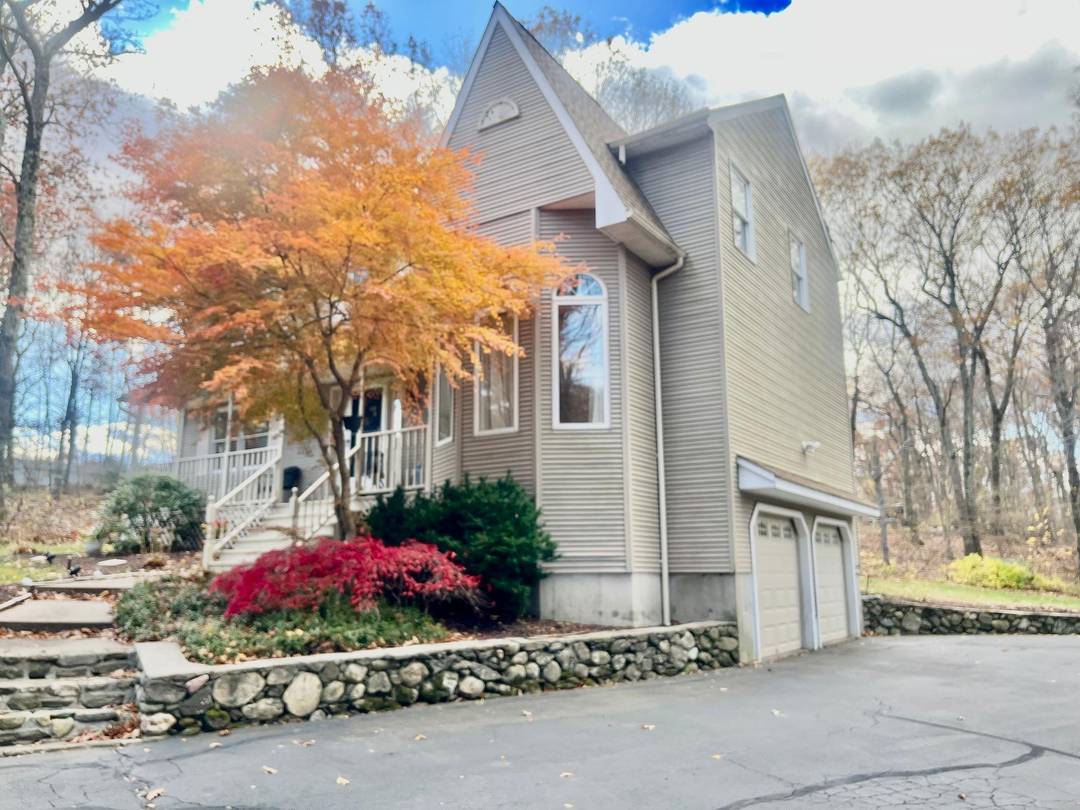 CUSTOM 1 OWNER COLONIAL ON A CUL DE SAC THIS GORGEOUS HOME FEATURES A HUGE FULLY APPL EAT IN KITCHEN WITH DINING AREA LARGE FORMAL DINING RM WITH SITTING AREA ...