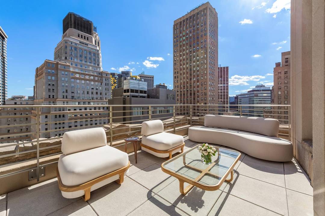 This outstanding two bedroom, two bathroom residence with a private terrace offers exceptional natural light and an open chef's kitchen ideally suited for entertaining.