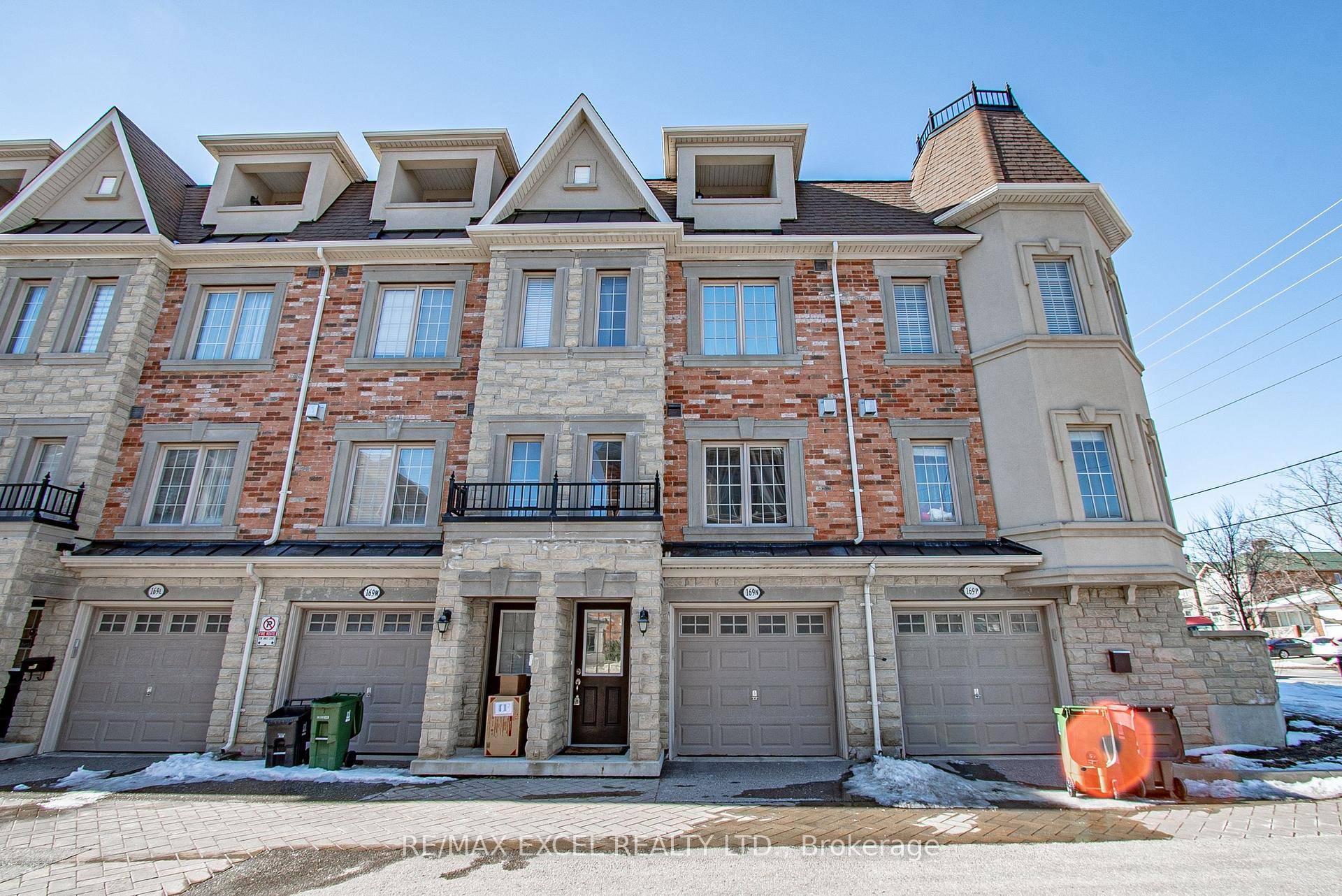 Location ! Spacious amp ; well maintained Townhome at Yonge Finch with a tandem 2 car garage, hardwood floors on main, and stainless steel appliances.