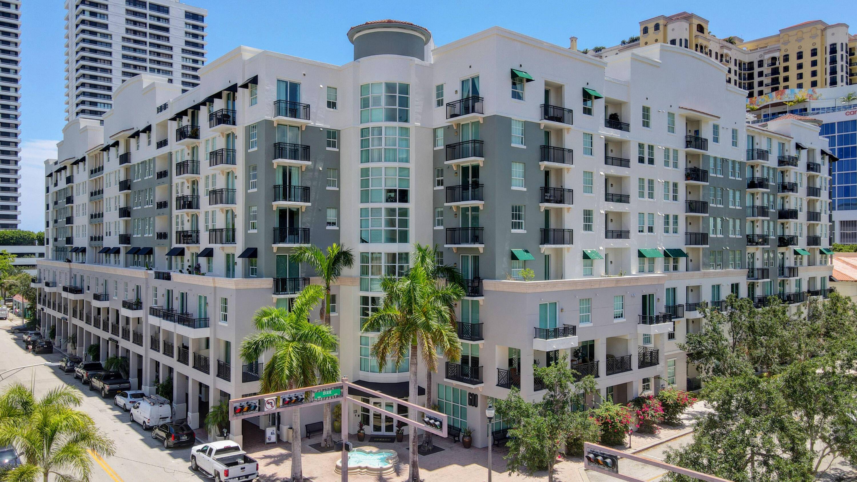 Prime Pool Deck unit, Tastefully Turnkey Furnished.