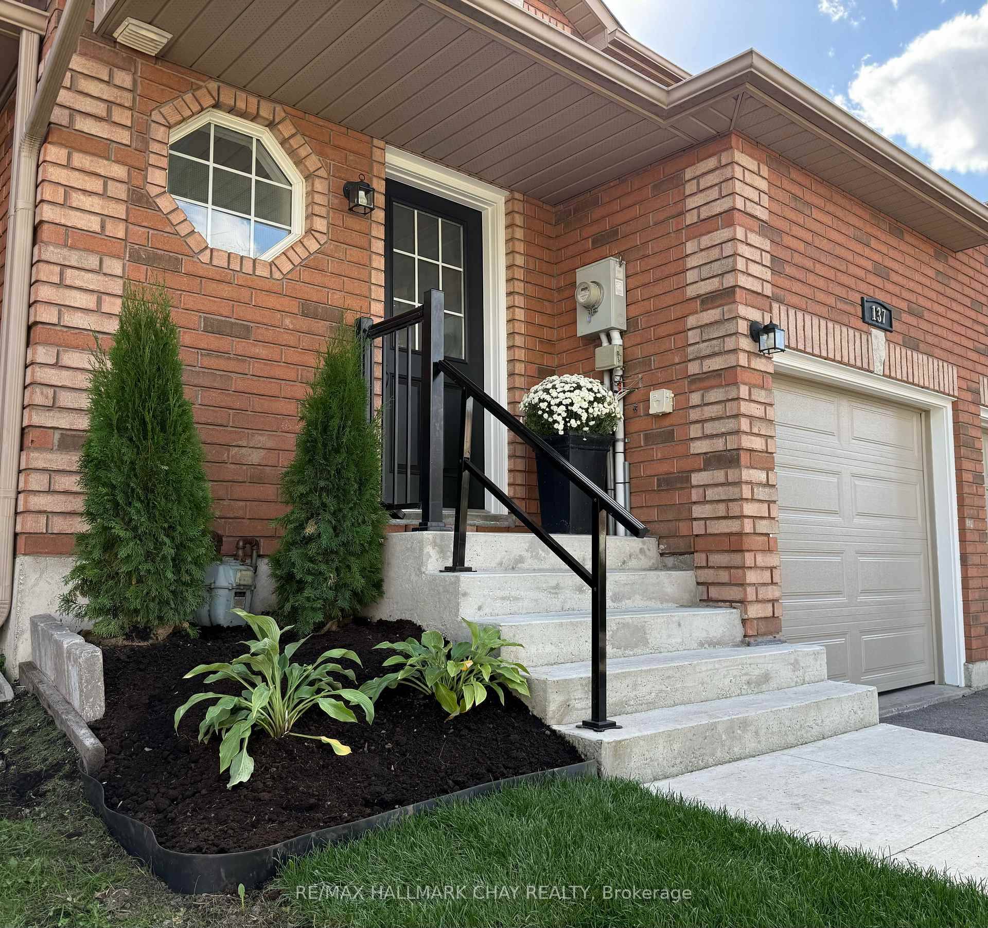 PERFECT SOUTH EAST BARRIE LOCATION !