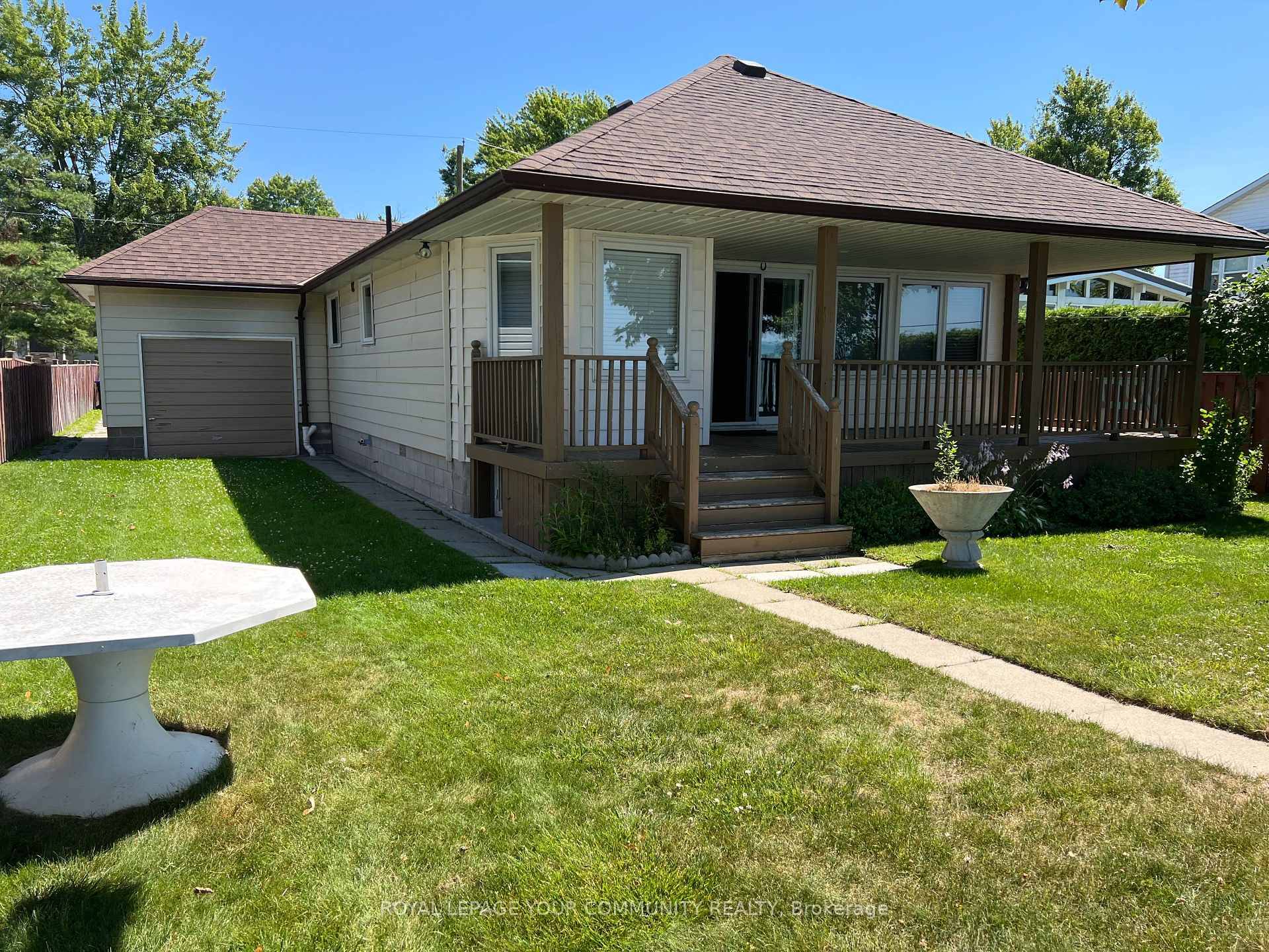 Year Round Beachside Bungalow with Stunning Lake Simcoe Views !