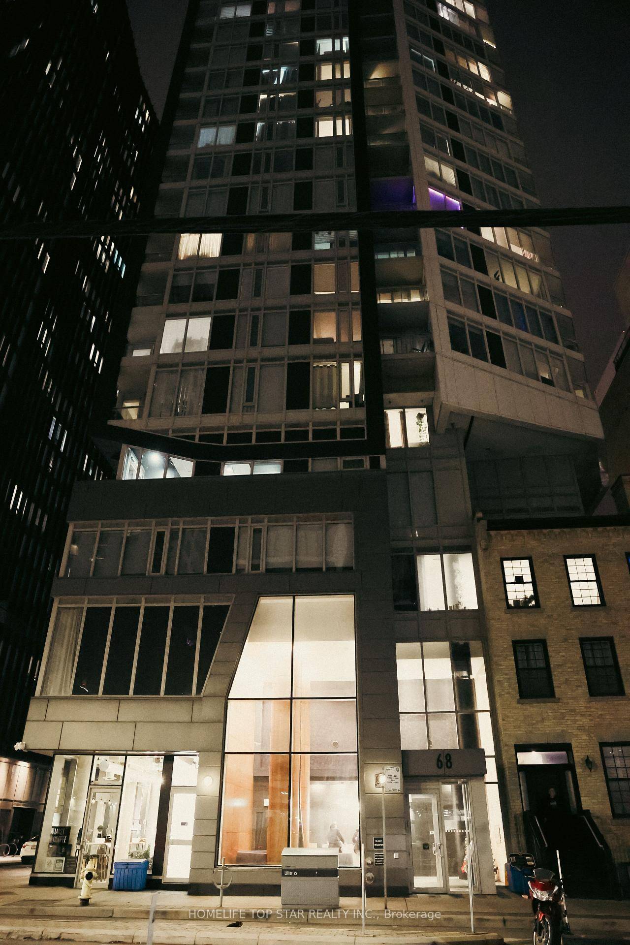 Experience unbeatable convenience with this stunning 1 bedroom unit located in a luxury building in the sought after Church Yonge Corridor.