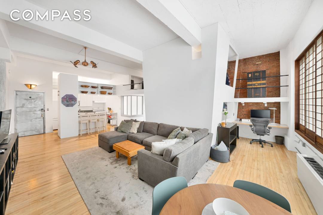 Spacious Loft with 12 Foot Ceilings amp ; Massive Windows Experience urban living at its finest in this stunning loft apartment featuring soaring 12 foot ceilings and massive windows that ...
